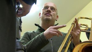 Der Leiter der Musikschule Guben, Andreas Zach, im Gespräch über ein Instrument (Foto: rbb/Screenshot)