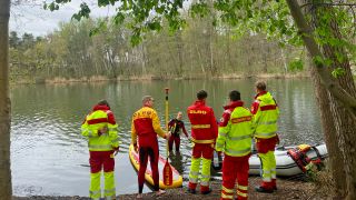 Mitarbeiter von DLRG und Wasserrettung suchen den Ströbitzer Badesee in Cottbus nach einer Person ab (Foto: rbb/Kabisch)