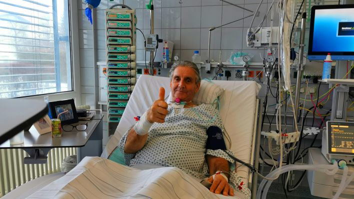 Bruno Wichmann, 67, aus Straupitz, in einem Bett der Intensivstation des Sana-Herzzentrums in Cottbus, wo er fast drei Wochen lag und etwa 500 Stunden künstlich beatmet werden musste.