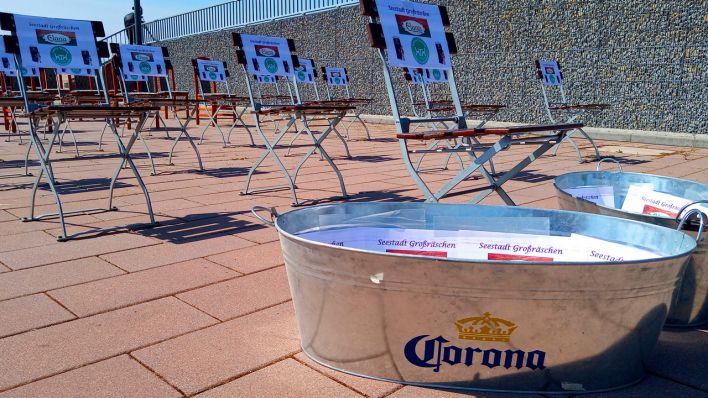 Gastronomen haben leere Stühle auf die IBA-Terrassen in GRoßräschen gestellt, als Zeichen des Protestes gegen die Corona-Einschhränkungen in dfer Gastronomie.