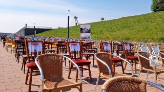 Gastronomen haben leere Stühle auf die IBA-Terrassen in GRoßräschen gestellt, als Zeichen des Protestes gegen die Corona-Einschhränkungen in dfer Gastronomie.