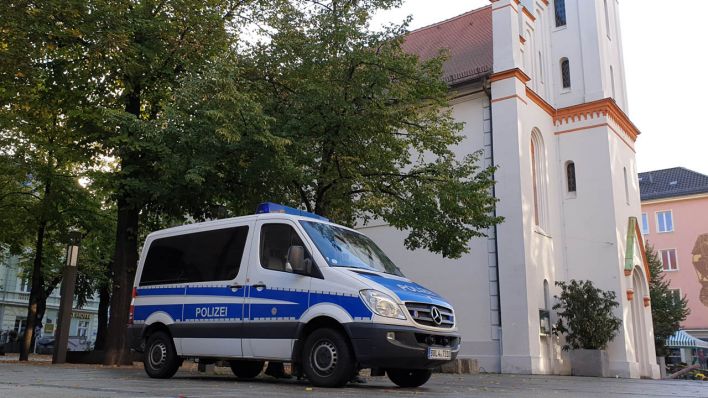Ein Bereitschaftswagen der Polizei steht vor der Synagoge in Cottbus.