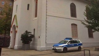 Ein Funkstreifenwagen der Polizei steht an der Synagoge in Cottbus.