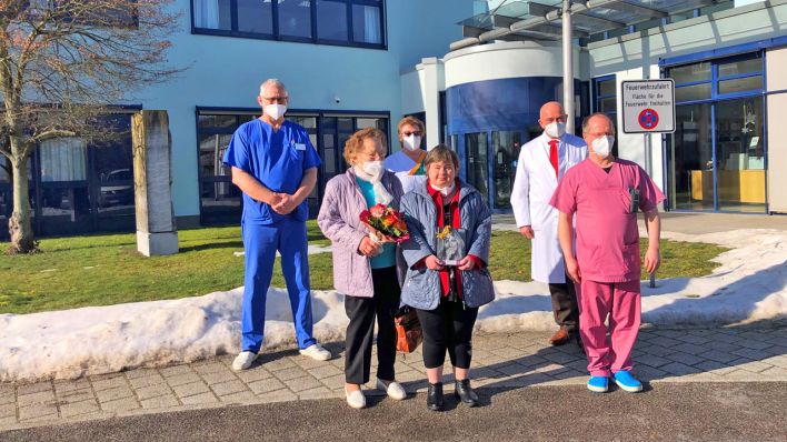 Veronika Probst mit ihrer Mutter Edeltraud und Ärzten vor dem Krankenhaus Herzberg.