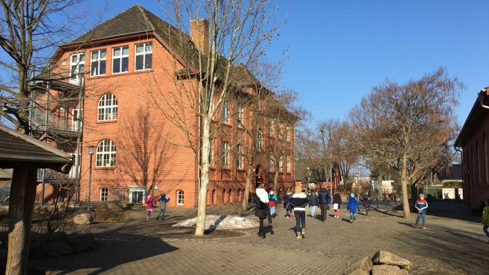 Die evangelische Grundschule in Cottbus mit Kindern, die am Montag nach zwei Monaten endlich wieder in die Schule durften.