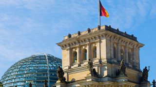 Bundestagsgebäude mit Kuppel in Berlin