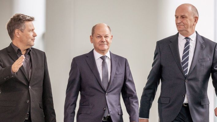 Archivbild: Bundeskanzler Olaf Scholz (SPD, M), kommt am 16.09.2022 neben Robert Habeck (l, Bündnis 90/Die Grünen), und Dietmar Woidke, (SPD), Ministerpräsident von Brandenburg zur Pressekonferenz. (Quelle: dpa/Michael Kappeler)