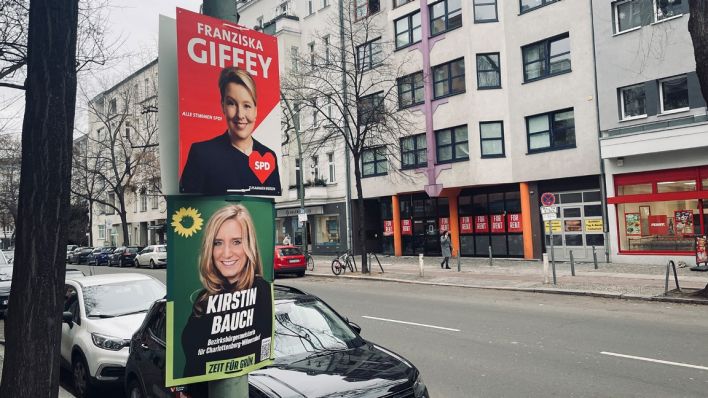 Berliner Parteien hängen am 01.01.2023 Plakate für Wiederholungswahl auf (Quelle: rbb/Matthias Bartsch )