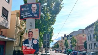 Plakate von den Kandidaten Schieske und Schick hängen an einem Mast in Cottbus an der Bahnhofstraße (Foto: rbb/Schneider)