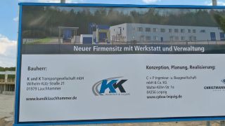 Das Bauschild für den neuen Firmensitz der K und K Transportgesellschaft (Foto: rbb/Jußen)
