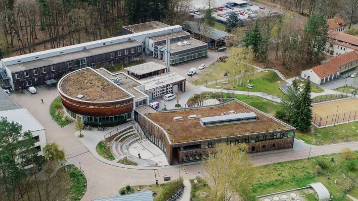 Archivbild: Der Waldcampus der Hochschule für nachhaltige Entwicklung Eberswalde (HNEE), Luftaufnahme mit einer Drohne. (Quelle: dpa/P. Pleul)