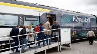 Medienvertreter betreten einen ausgestellten Zug der Firma Siemens bei einem Presserundgang vor Beginn der Bahntechnikmesse InnoTrans 2022 am 21.09.2022 auf dem Messegelände in Berlin.