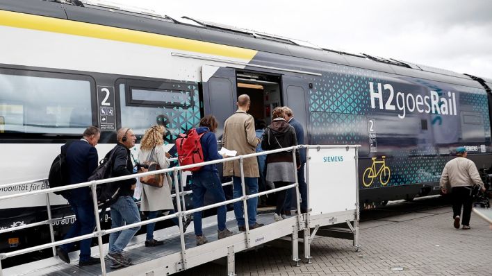 Medienvertreter betreten einen ausgestellten Zug der Firma Siemens bei einem Presserundgang vor Beginn der Bahntechnikmesse InnoTrans 2022 am 21.09.2022 auf dem Messegelände in Berlin.