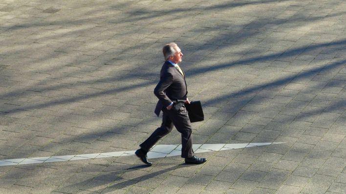 Symbolbild: Ein Mann auf dem Weg zur Arbeit (Quelle: dpa/Westend61)